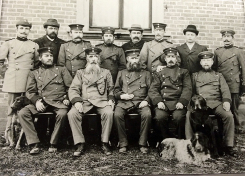 Forstmannschaft mit Fuhrleuten 1905